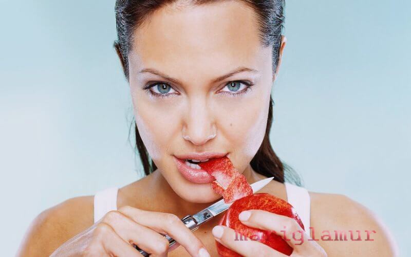 angelina_jolie_eating_apple_wallpaper